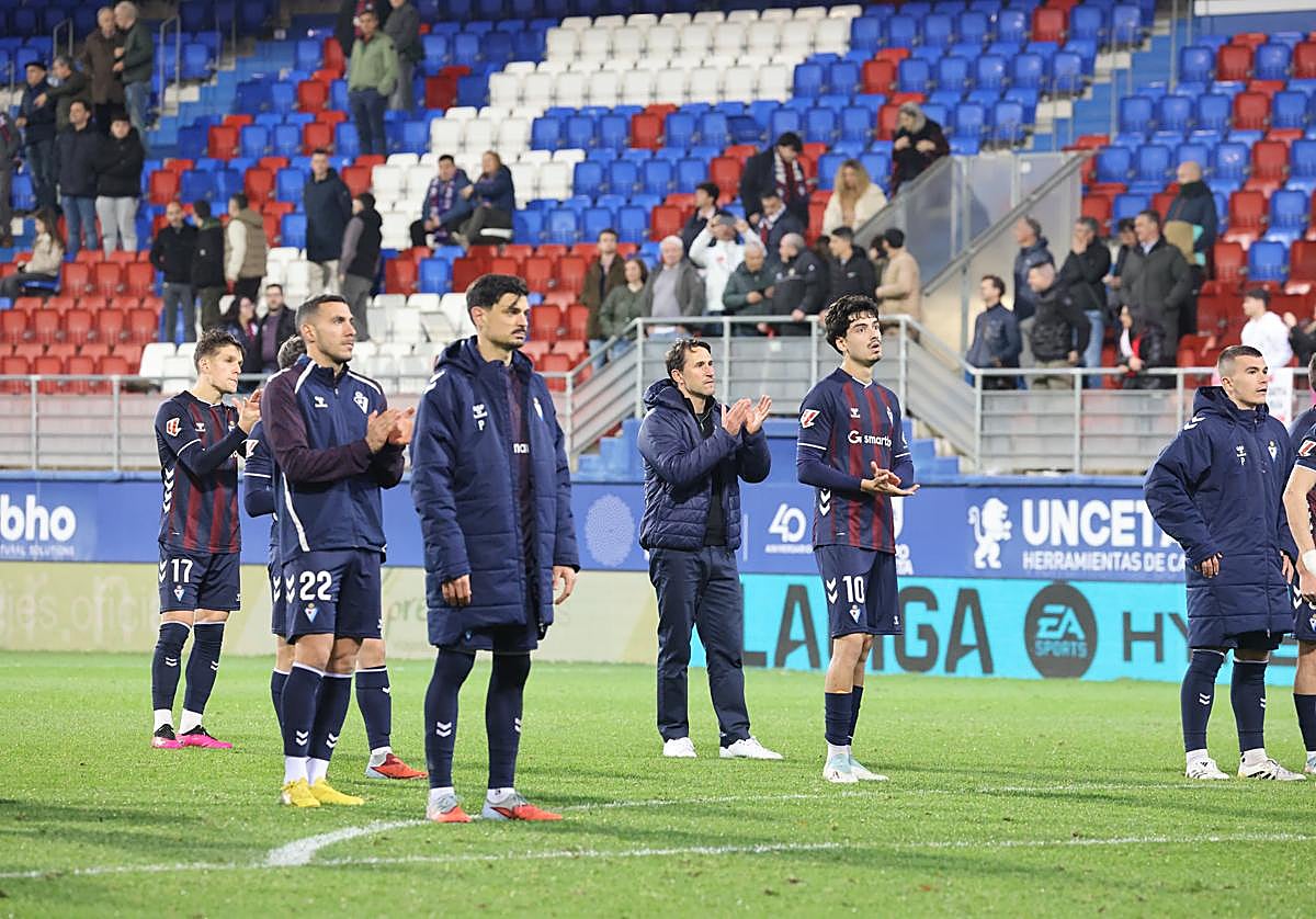El aplauso del técnico y la plantilla a la afición tras consumarse la derrota es la viva imagen de la desolación que se vive en Ipurua.