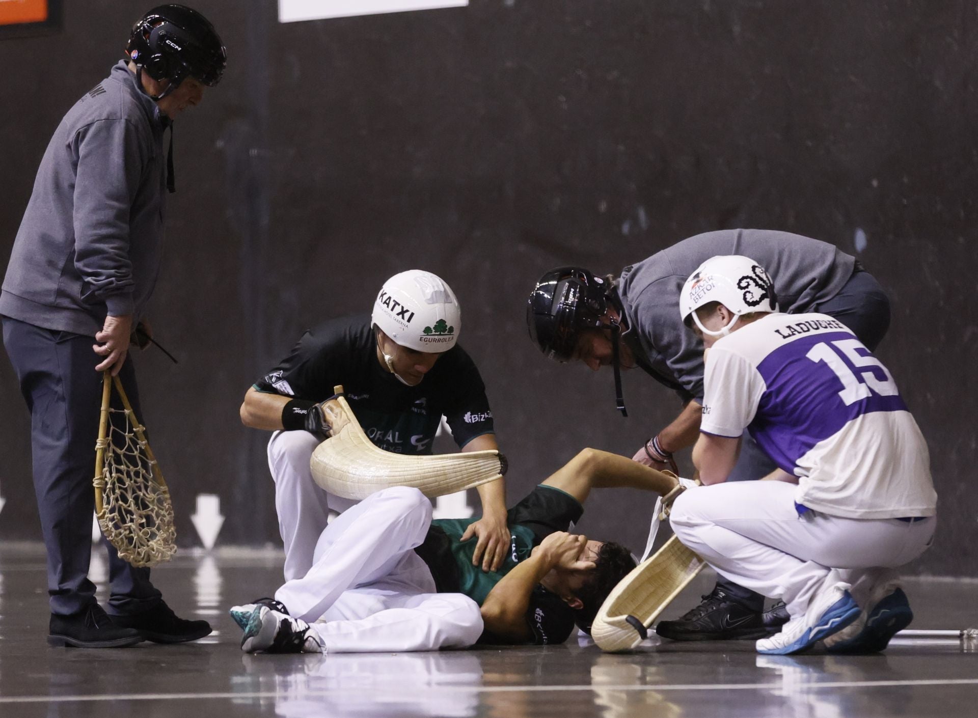 Goitia, en el suelo con numerosas muestras de dolor tras recibir el pelotazo.