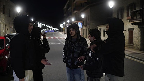 Jimmy, Ekian, Hugo, Omar y Mikel salieron a la calle en Nanclares de la Oca.
