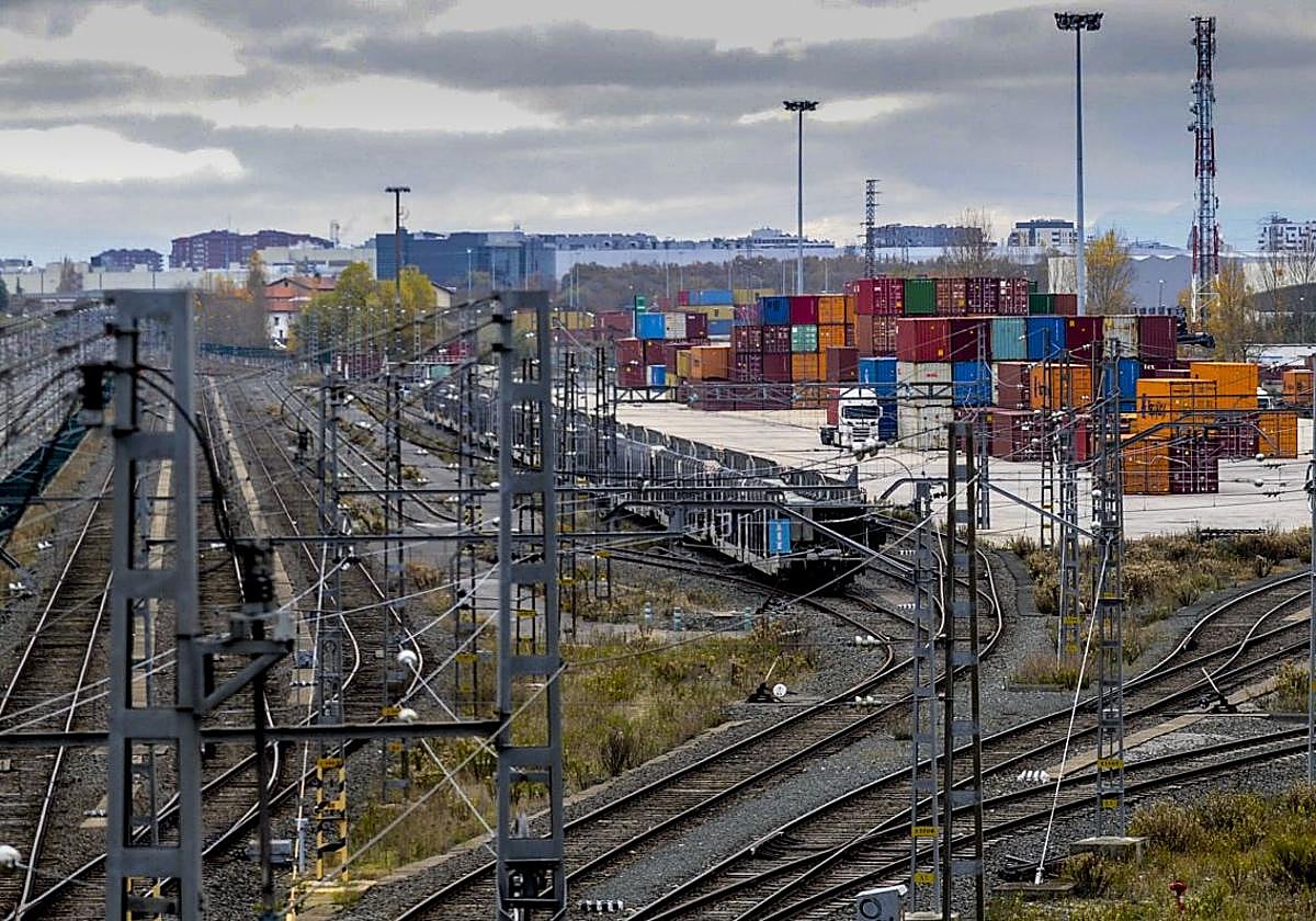Zona de carga y descarga de mercancías en la Intermodal de Júndiz.