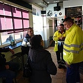 Varios clientes en el bar Bobby's comentan el suceso.