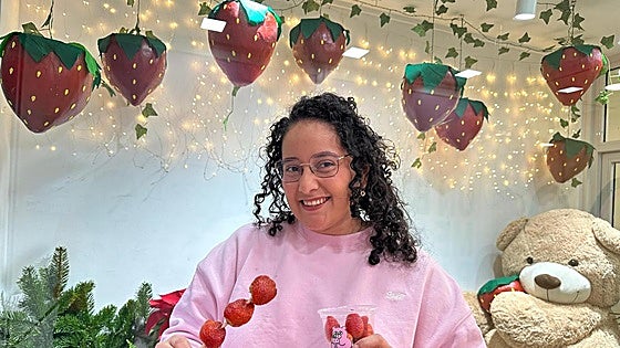 Nahomi cumple su sueño y abre en Bilbao el primer local de fresas con nata… ¡reinventadas!