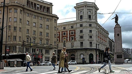 Deniegan la residencia a un vecino de Bilbao por vivir solo de ayudas sociales
