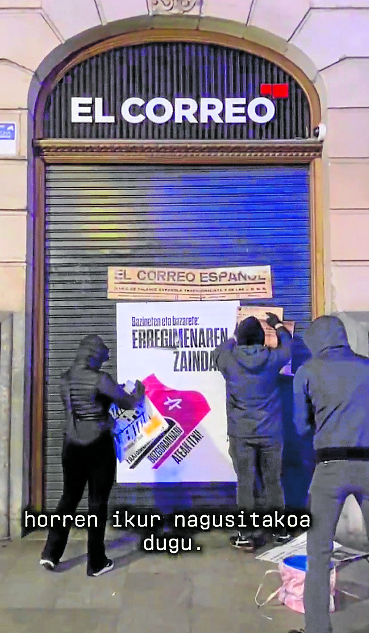 Las juventudes de la izquierda abertzale atacan la sede de EL CORREO ...