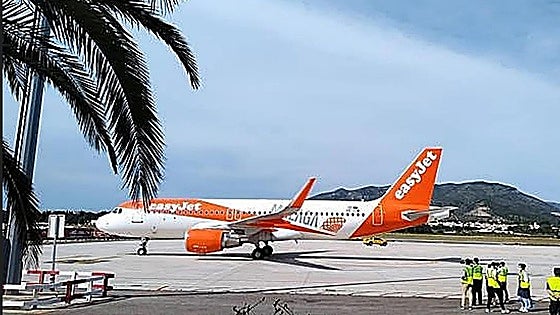 Revuelo en un avión de Málaga a Londres con una anciana fallecida: los pasajeros creen que embarcó muerta