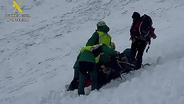Rescatados dos senderistas arrastrados por una avalancha de nieve en Ezcaray