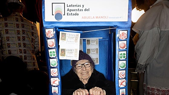 La abuela Manoli se va al suelo con el disfraz de la Lotería encima