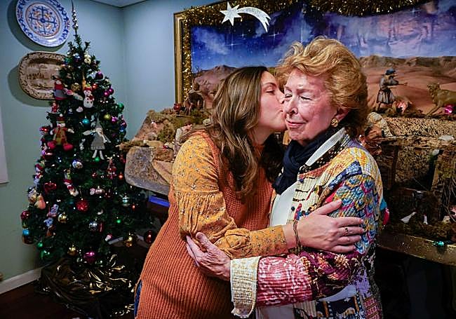 Una de las tradiciones navideñas de esta familia consiste en montar el belén con la amama Begoña.