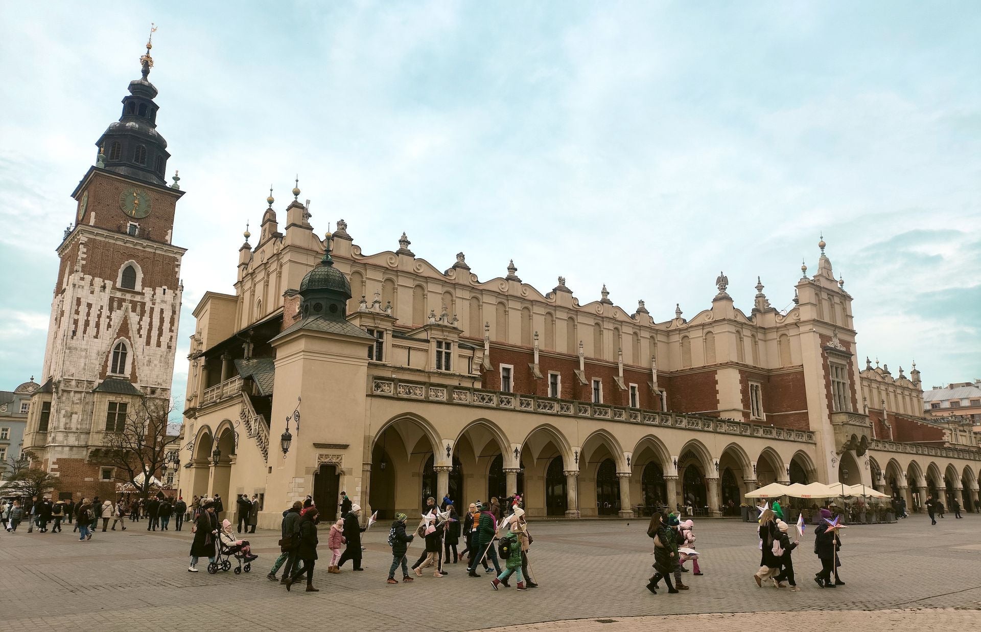 La plaza Rynek Główny siempre está llena de gente.