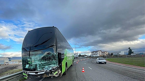 Tres evacuados al hospital tras salirse un autobús de la carretera en Ribera Baja