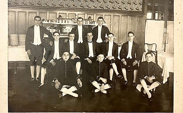 El primer equipo de camareros de la actual sede de La Bilbaína, inaugurada en 1913.
