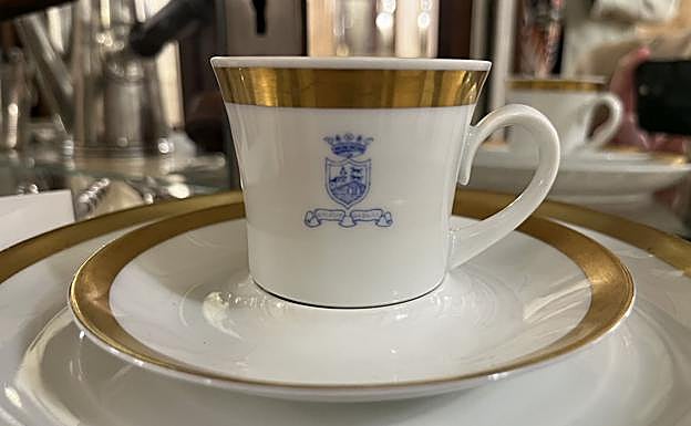 Taza antigua con el emblema de la casa.