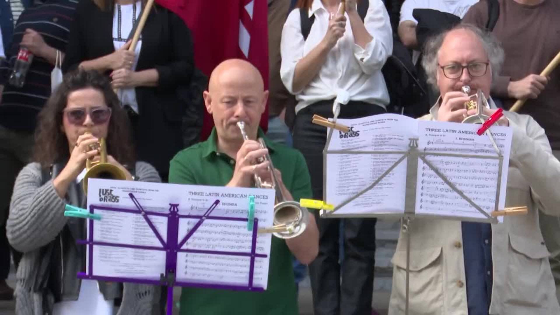 La Orquesta Sinfónica de Bilbao protesta en la calle interpretando piezas musicales