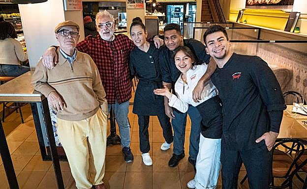 Juanma con su padre Tori y Marypaz Josenje Méndez junto a Greudy Aistor, Jenny Gelves Perdomo y Douglas Elías Perdomo. .