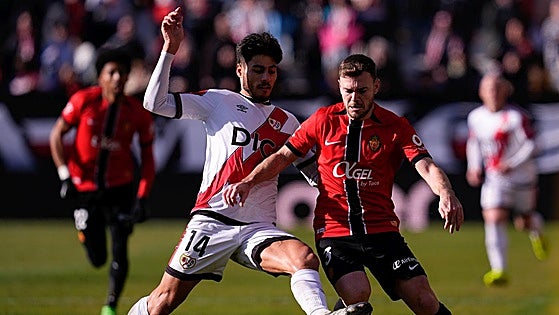 Carlos Martín busca resurgir con el Rayo en su regreso a Mendizorroza