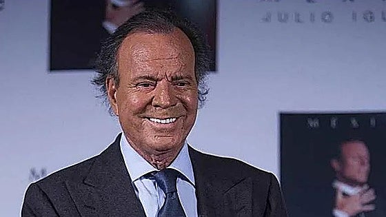 Así elegía Julio Iglesias a sus trabajadoras: «¿Te gustan los tríos?», «¿Te has operado los pechos?»...