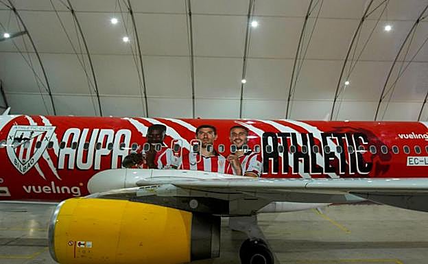 Nuevo avión rojiblanco.