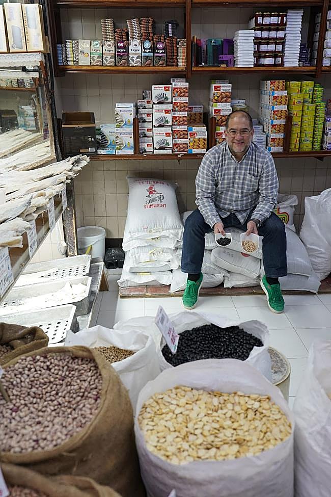 Legumbres nacionales y conservas navarras y riojanas comparten espacio con el bacalao.