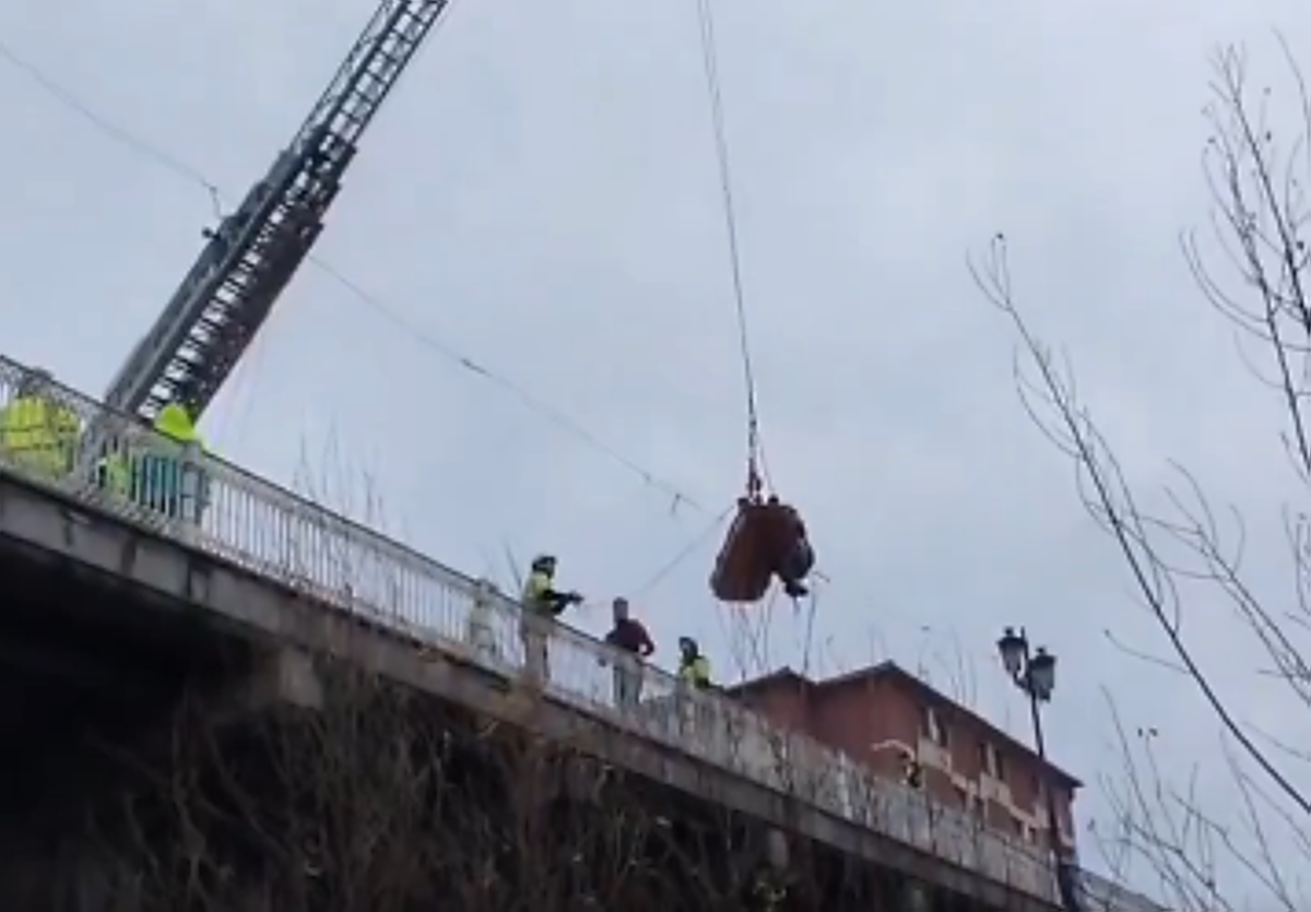 Imagen del izado de la camilla al puente de Ariz.