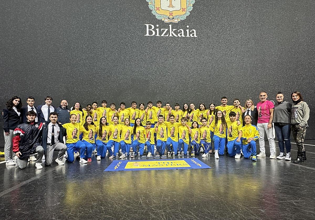 Los deportistas de 'The Masters' posan en el frontón de Miribilla.