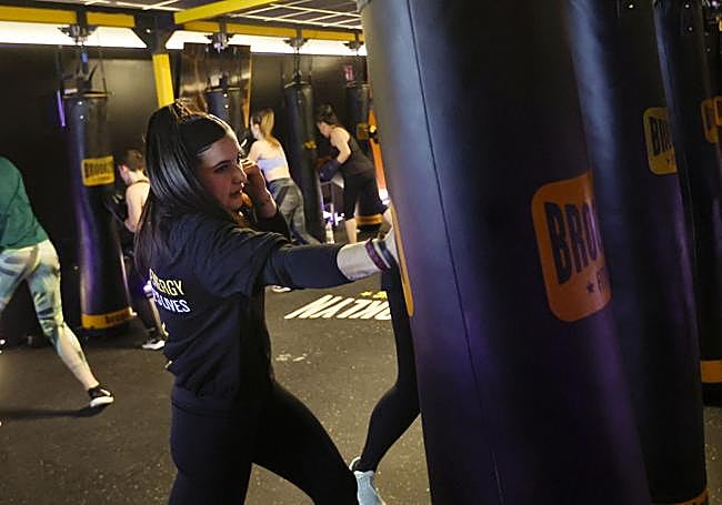 Shania Ubierna, monitora, en una clase de Brooklyn Fitboxing.