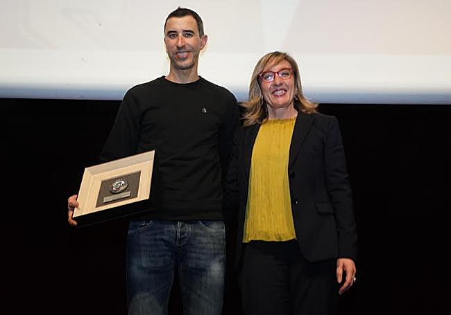 Julen Zubero received the award from Itsaso Erroteta, Sports Councilor of the Bilbao City Council.
