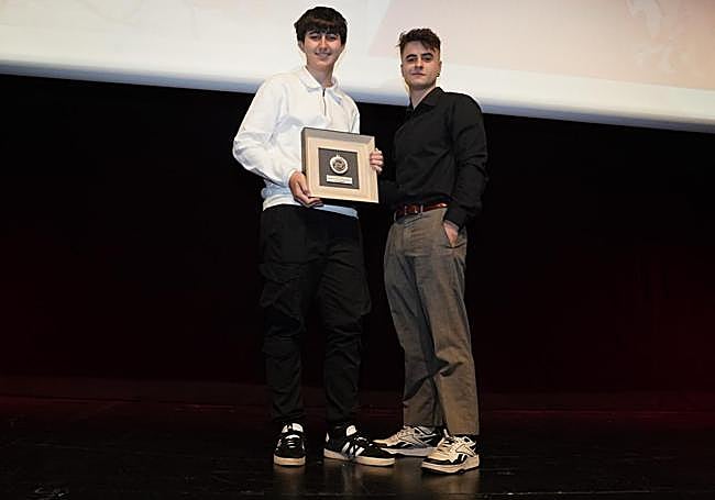 The young mountaineer Asier Zaita with the editor of EL CORREO Aitor Echevarría.