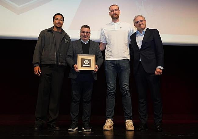 Pantzar, Rafa Pueyo and Hlinason received the EL CORREO award from Iñigo Barrenechea, general director of EL CORREO.