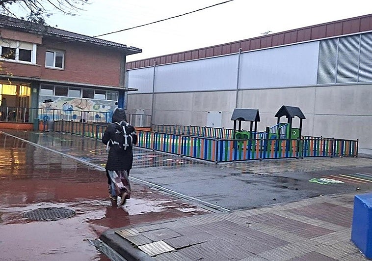 Familias de un colegio de Getxo reclaman un espacio cubierto en el patio para los niños