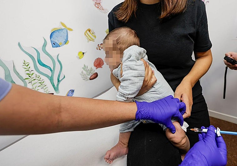 Sanitarios de Osakidetza notificaron hace semanas que se inoculaban vacunas caducadas