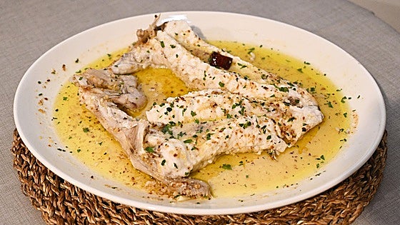 Brasas llenas de besugos, cogotes, chuletas y chuletillas