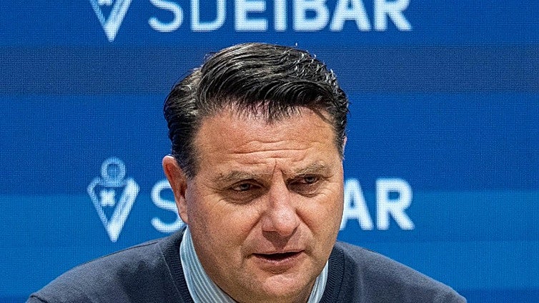 César Palacios admite que el Eibar «no ha podido fichar por el límite salarial»