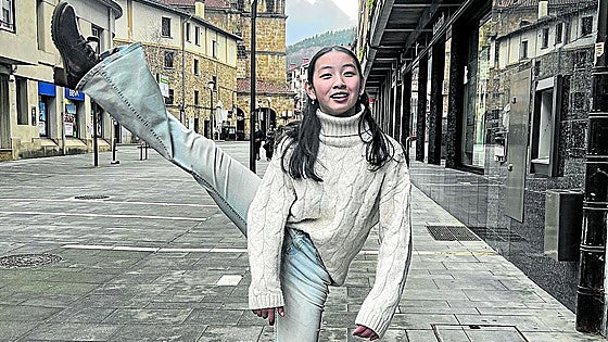 Yisha Wang Xu, la niña de origen chino que triunfa en el campeonato de aurresku