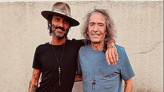 La emoción de Leiva al escuchar de nuevo la voz de Robe tras su fallecimiento: «He tenido suerte de caminar con él un tiempo»