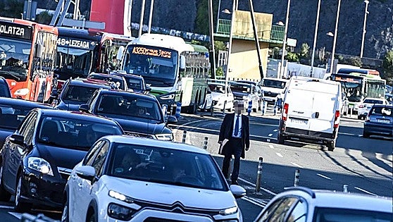 Las autoridades confían en que el colapso por el cierre de uno de los túneles de Artxanda pierda intensidad