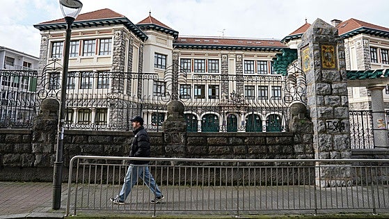 Eskolen itxierek lidergoa eskatzen dute