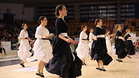 Algara Dantza Taldea celebra sus bodas de plata en Vitoria