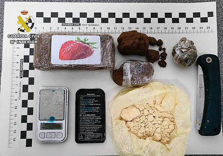 Bolsas de droga escondidas en cojines y muebles: detienen al encargado de un bar de Portugalete por tráfico de estupefacientes