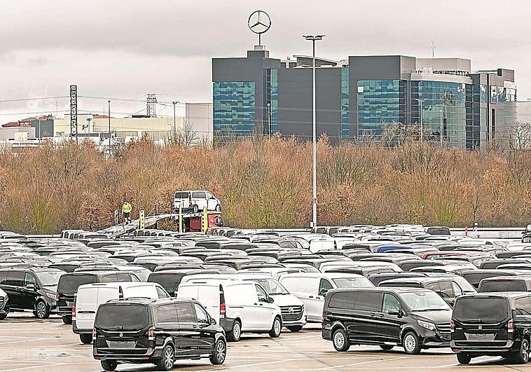 Arrestan a un operario en la fábrica de Mercedes en Vitoria al no recargar su pulsera por violencia de género