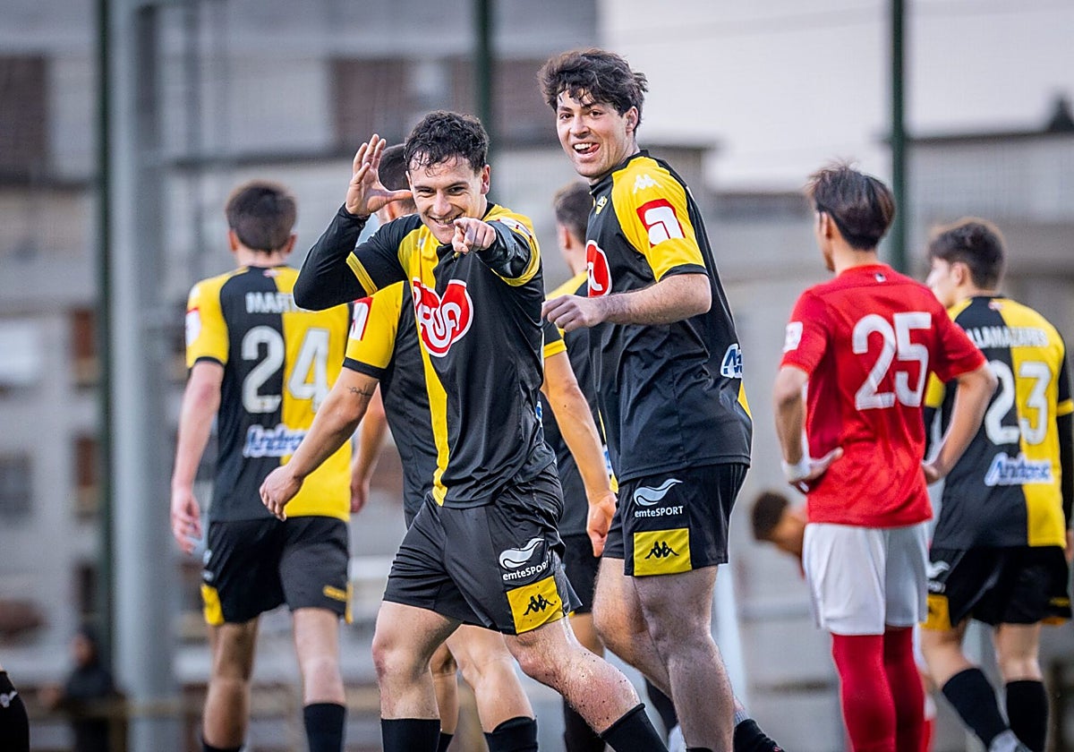 Imanol Aranburu celebra el gol que le marcó al Deusto en Etxezuri este pasado sábado.