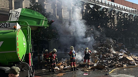 Aparatoso incendio de la carga de un camión de la basura en pleno centro de Bilbao