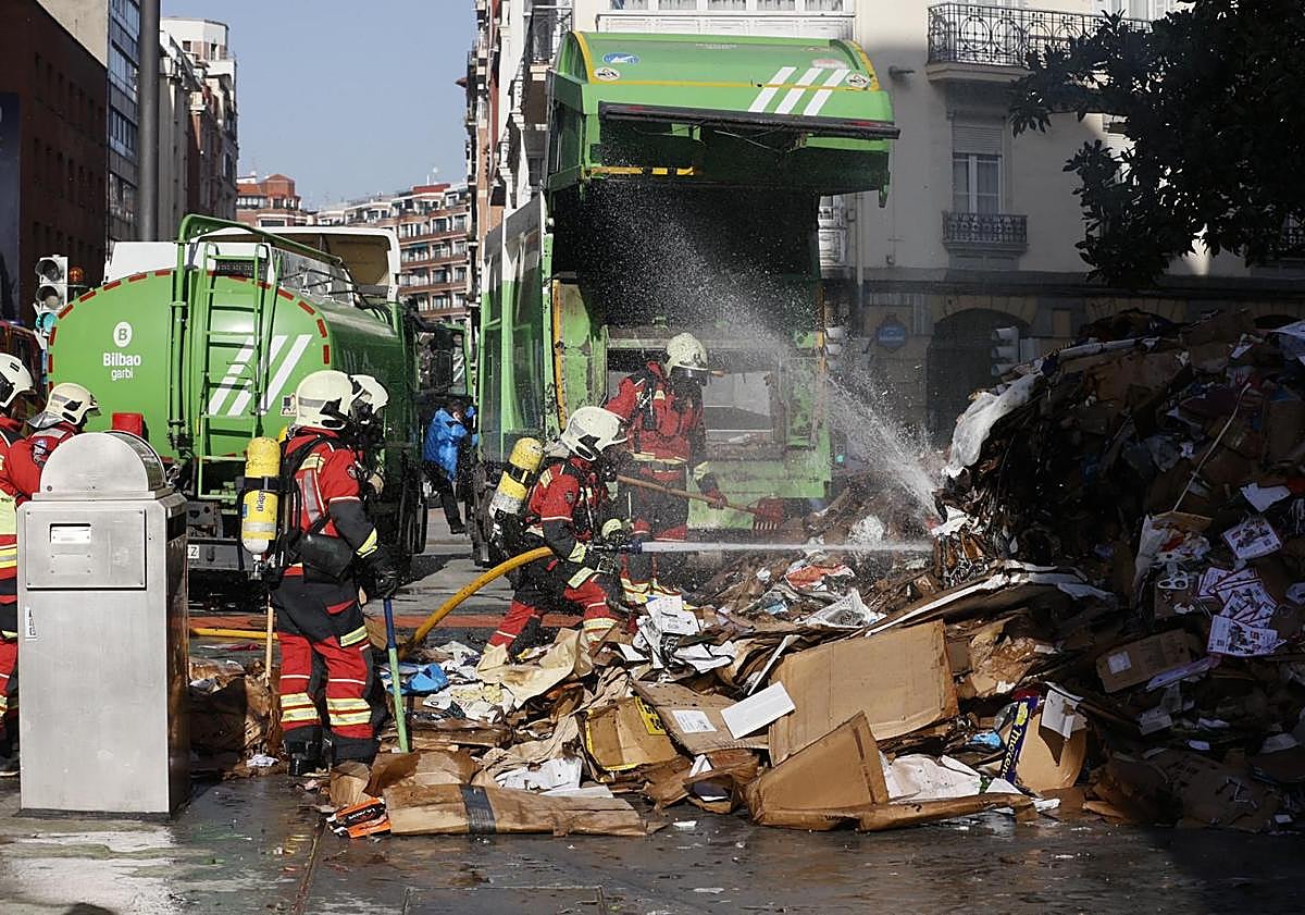 Aparatoso incendio de la carga de un camión de la basura en pleno ...