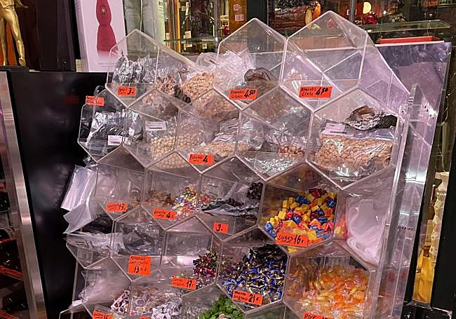 En el colmado no faltan los dulces.