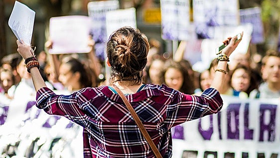 ¿Por qué las adolescentes están dando la espalda al feminismo?