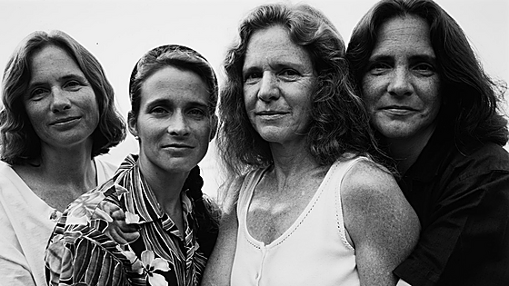 Las hermanas Brown, retratadas por Nicholas Nixon cada año durante medio siglo, llegan a la Sala Rekalde