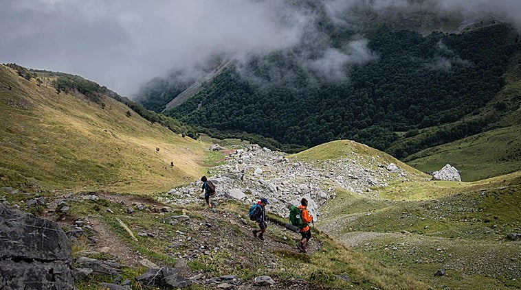 La ruta que imita el peligroso camino de las alpargateras que cruzaban de España a Francia