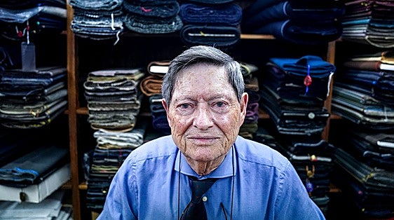 Pedro, el sastre de 84 años que se resiste a dejar su taller de Santutxu: «Mi vida es esto»