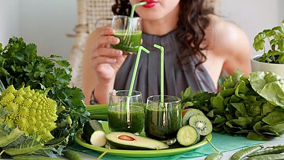 Los alimentos que ayudan a combatir la hinchazón en la menopausia: «Son aspiradores hormonales»