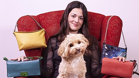 De informática a artesana: Zazu crea bolsos de cuero únicos en su casa de Bilbao
