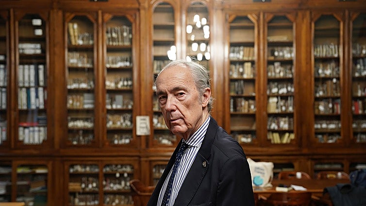 Luis Alberto de Cuenca: «Hace 50 años molaba ser culto. Ahora, la gente se jacta de no leer e incluso está bien visto»